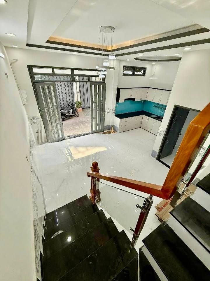Nhà 2 tầng Bình Tân 43m² giá 4.2 tỷ - Hẻm xe hơi, tiện ích đầy đủ!