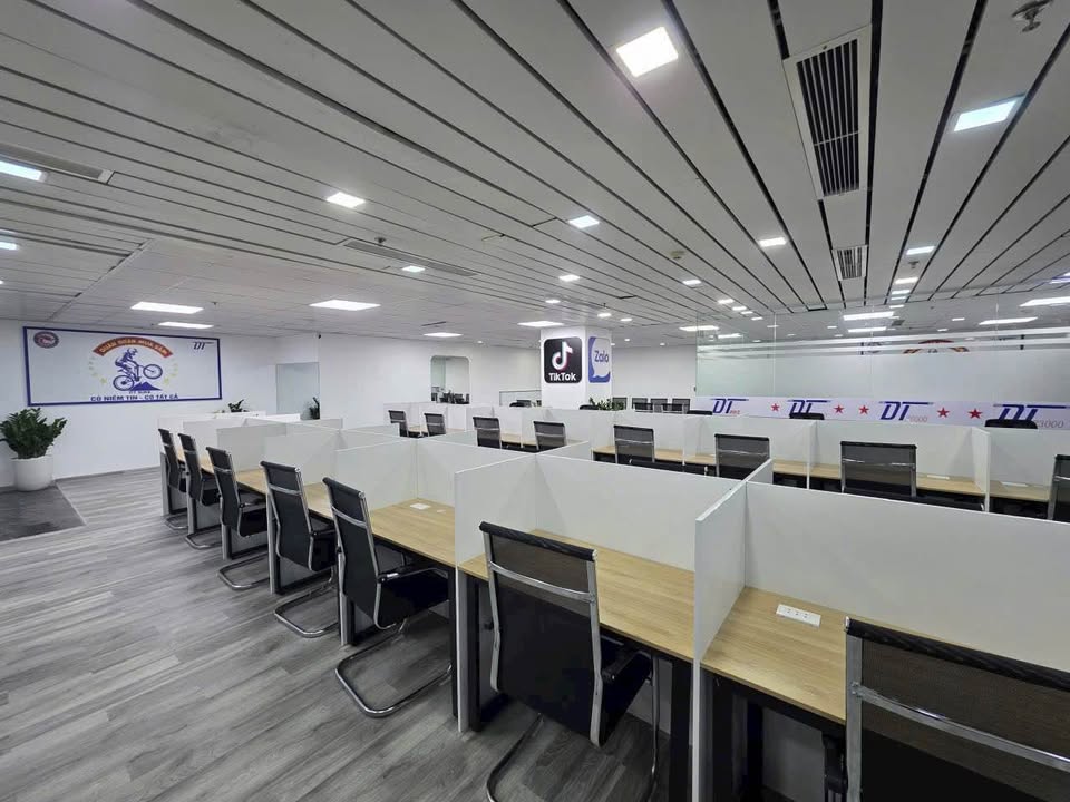 Văn phòng cho thuê Tòa Building Hoàng Đạo Thúy 300m² giá 75 triệu - Setup ngay làm việc!