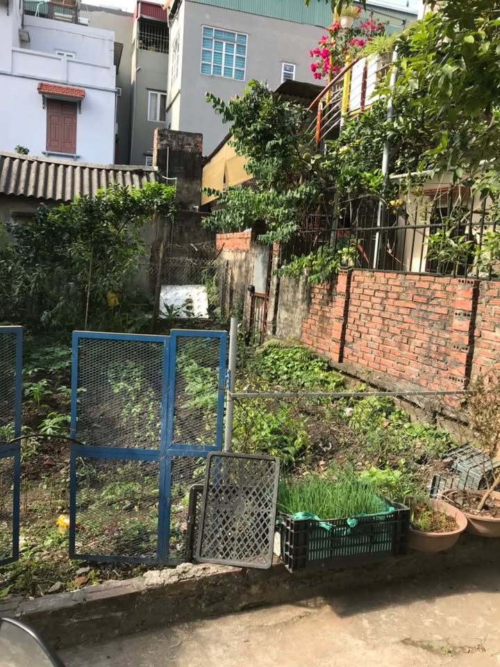 Đất tại phường Việt Hưng, Long Biên, 30,4m² giá 3,2 tỷ - Đất vuông vắn, dân cư đông đúc!