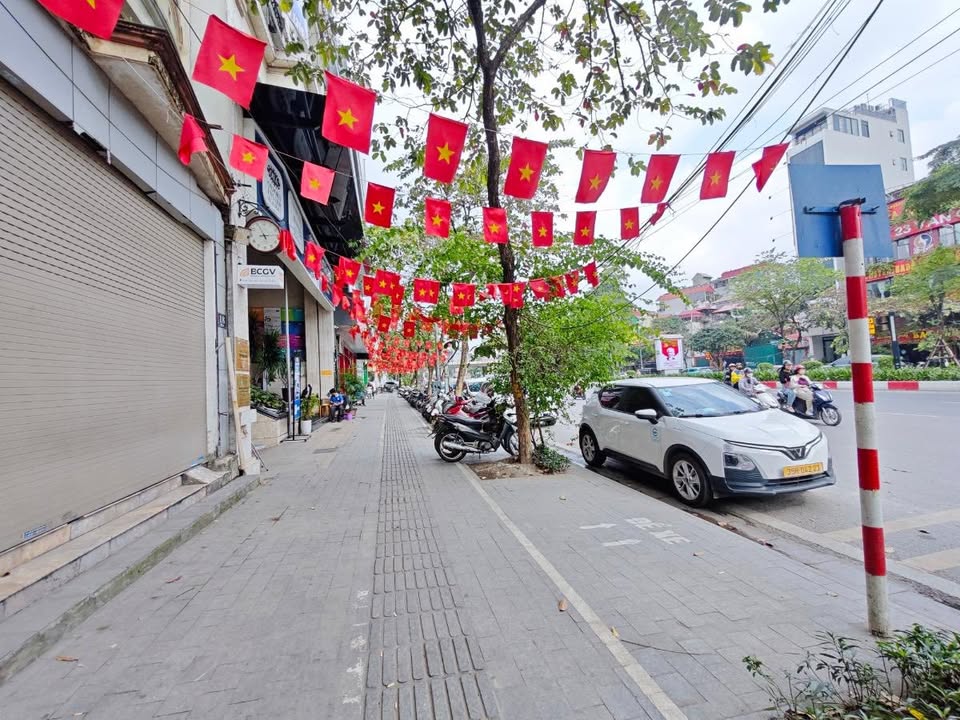 Mặt phố Văn Cao, Ba Đình 85m² giá 79 tỷ - Kinh doanh sầm uất, thang máy hiện đại!