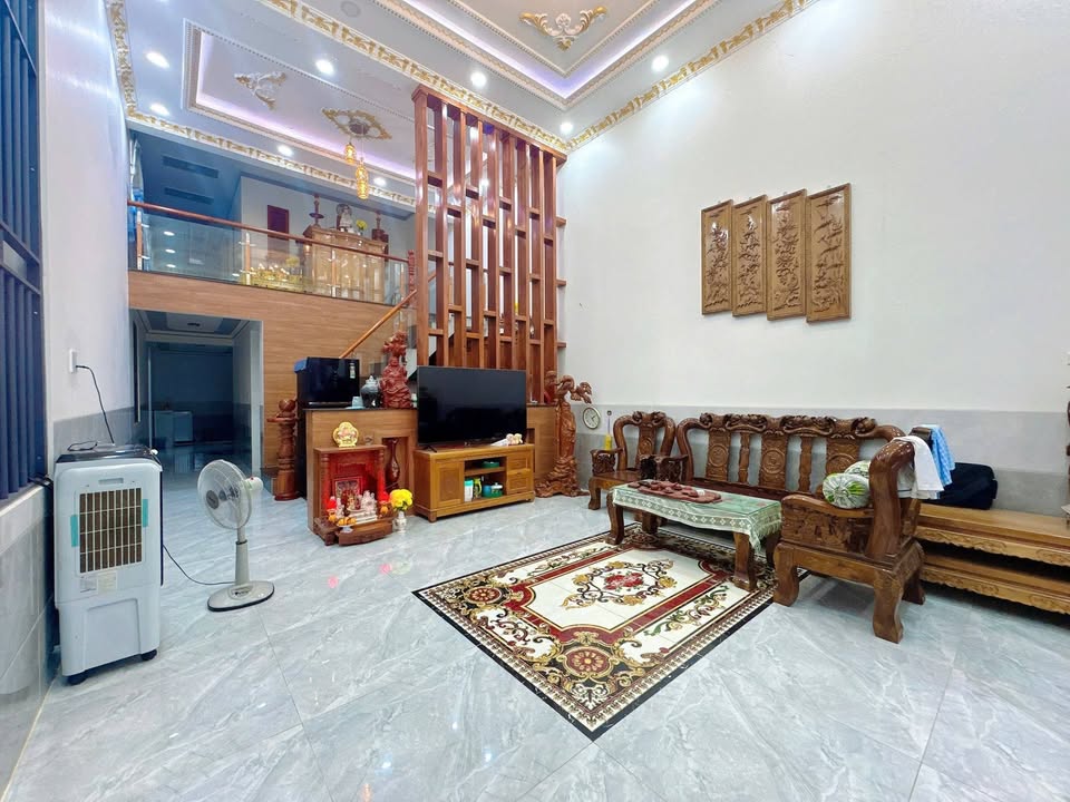 Nhà Gác Lửng 4PN Đồng Xoài 220m² giá 2 tỷ - Thiết kế hiện đại, sân rộng rãi!