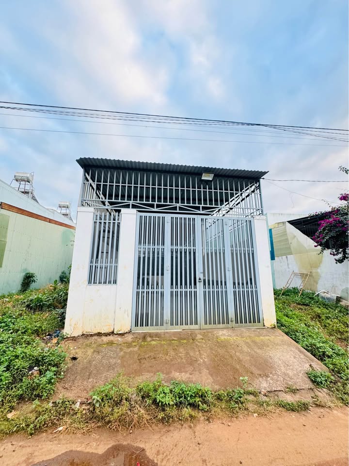 Nhà cấp 4 Đặng Trần Côn, Pleiku 135m² giá 1.7 tỷ - Sân ô tô rộng rãi!