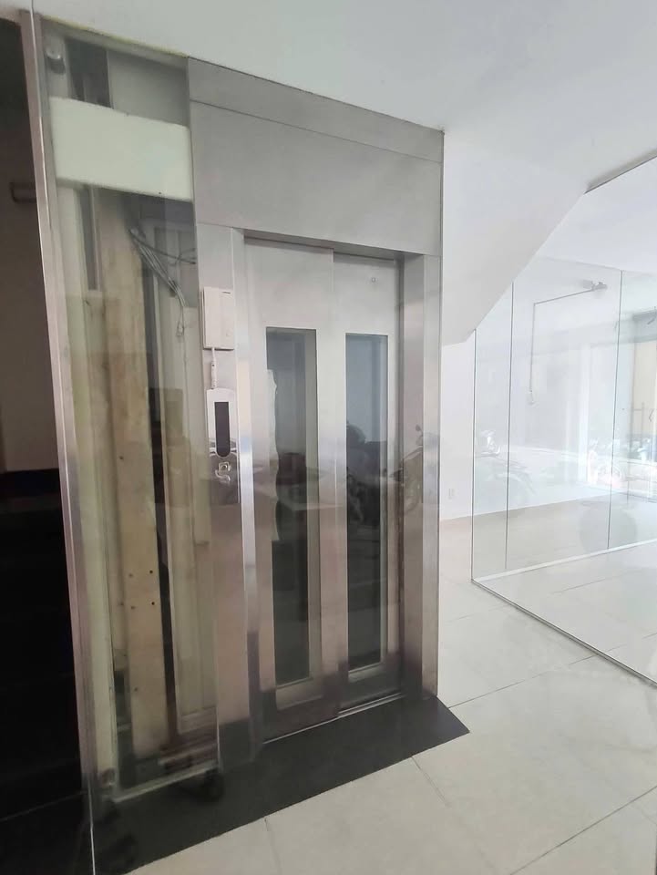 Cho thuê nhà hẻm xe tải Nguyễn Thị Minh Khai Q1 280m² - Thang máy hiện đại, sân thượng thoáng mát!