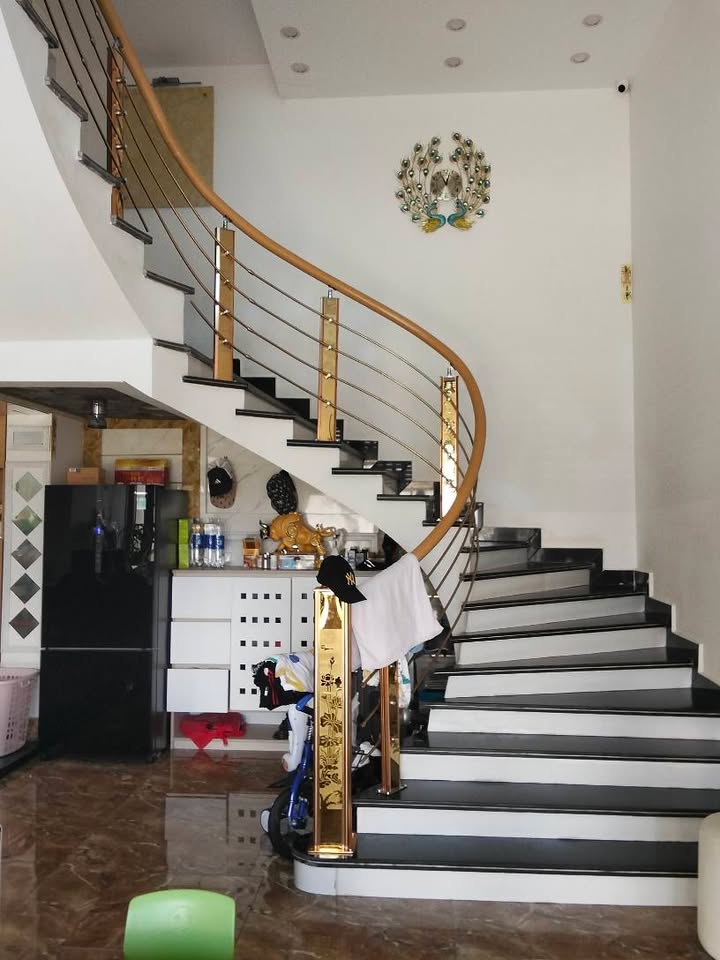 Nhà 3 tầng Hạ Long 80m² giá 4 tỷ - Thiết kế hiện đại, view biển thoáng đãng!