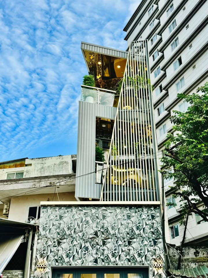 Nhà mặt tiền đường Nguyên Hồng P1 Gò Vấp 45m² giá 11.79 tỷ - Full nội thất sang trọng!