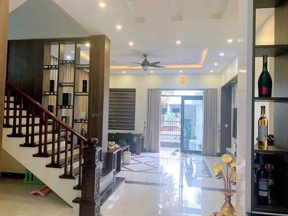 Biệt thự 3 tầng 1 tum Đoàn Khuê, Kim Tân 260m² giá 12.2 tỷ - Hướng Đông, gần ngã tư Ngòi Đum!