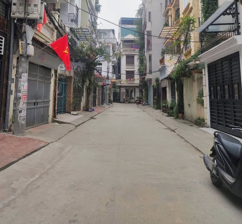 Nhà riêng Hoàng Quốc Việt 80m² giá 30 tỷ - Vị trí đẹp, ô tô tránh