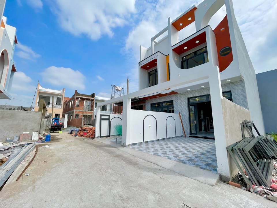 Nhà phố mới hoàn thiện tại Phước Lý, Cần Giuộc, 98m² giá 2.5 tỷ - Sổ hồng riêng, thuận tiện ngay chợ!