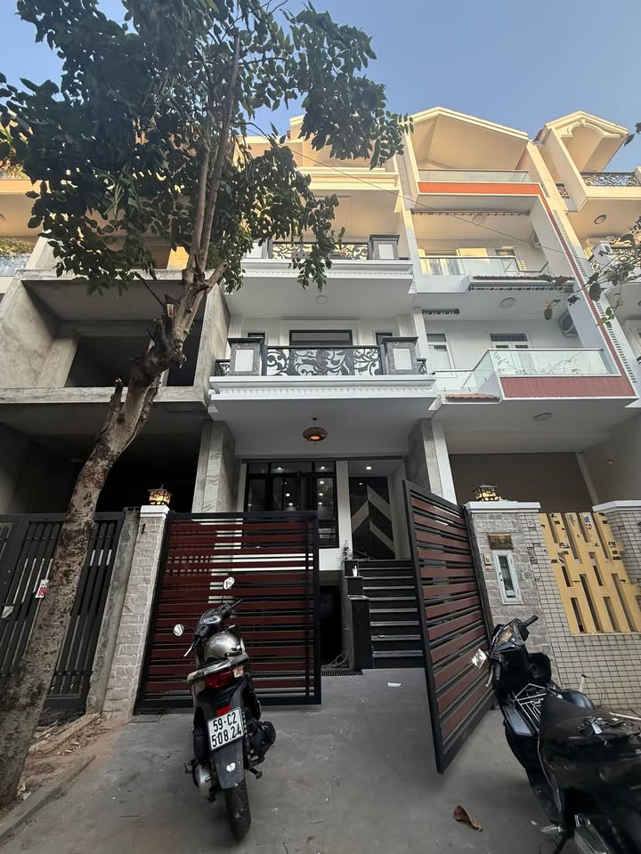 Nhà phố KDC Him Lam, Tân Hưng, Quận 7, 100m² giá 28.5 tỷ - Môi trường sống an ninh, tiện ích đầy đủ!