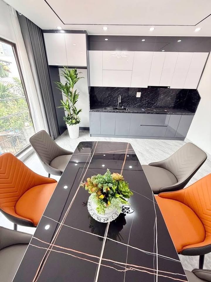 Nhà phố Bồ Đề, Long Biên 48m² giá 11 tỷ - Nhà đẹp, thang máy, ngõ thông!