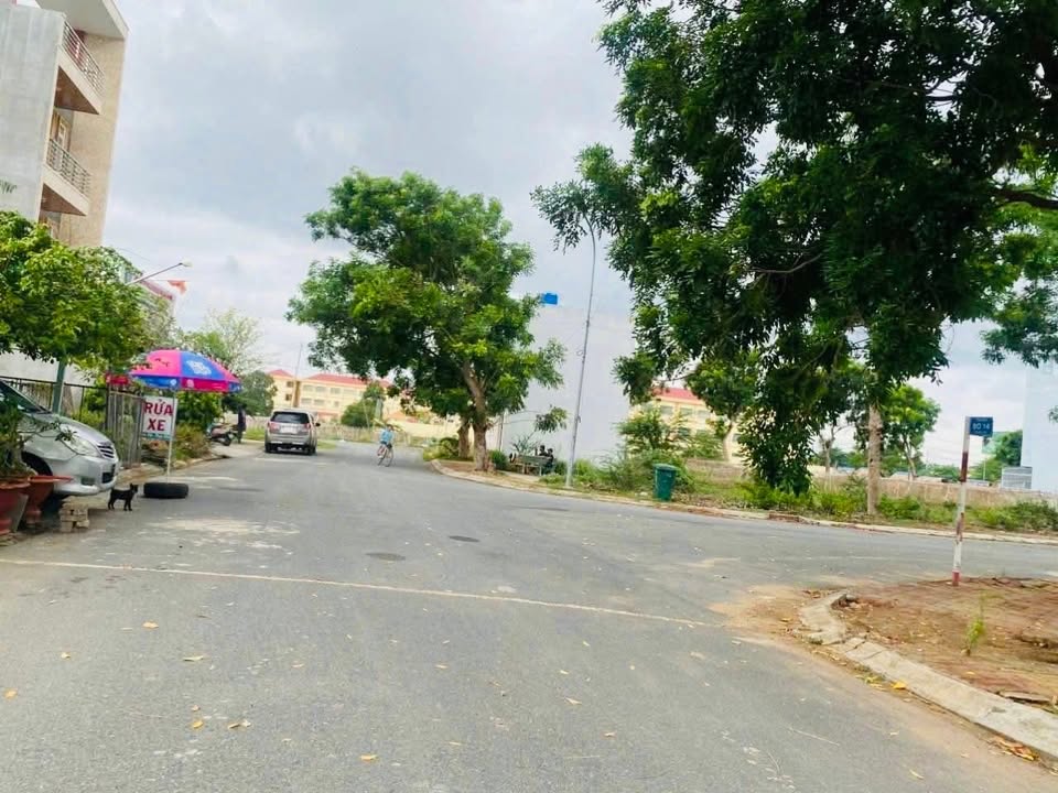 Đất nền KDC 135 Bến Lức 100m² giá 2.79 tỷ - Đối diện khu thương mại dịch vụ!