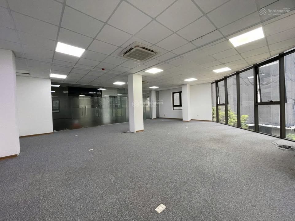 Văn phòng cho thuê Lê Văn Lương 120m² giá 20 triệu - Giao thông thuận lợi!