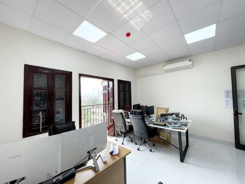 Văn phòng cho thuê 30m² tại Trần Vỹ, Cầu Giấy - View thoáng mát, thiết kế hiện đại!