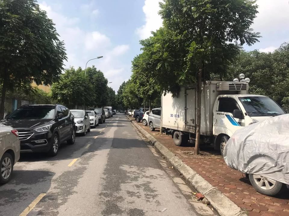 Nhà phố Thạch Bàn Long Biên 66m² giá 7.5 tỷ - Ô tô đỗ cổng, gần AEON Mall!