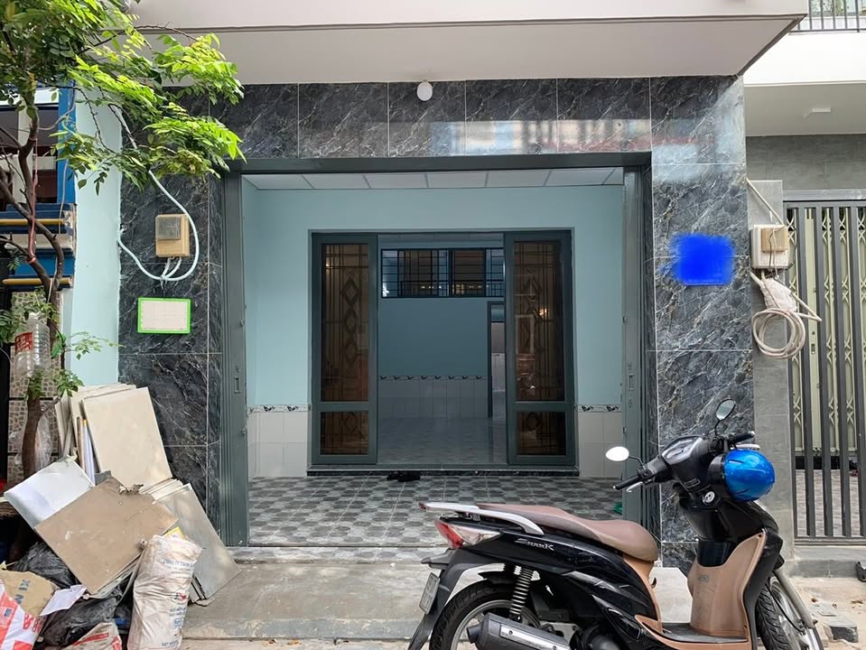 Nhà nguyên căn cho thuê đường Hòa Bình, quận Tân Phú 79m² giá 12 triệu - Gần Đầm Sen, hẻm xe hơi rộng rãi!