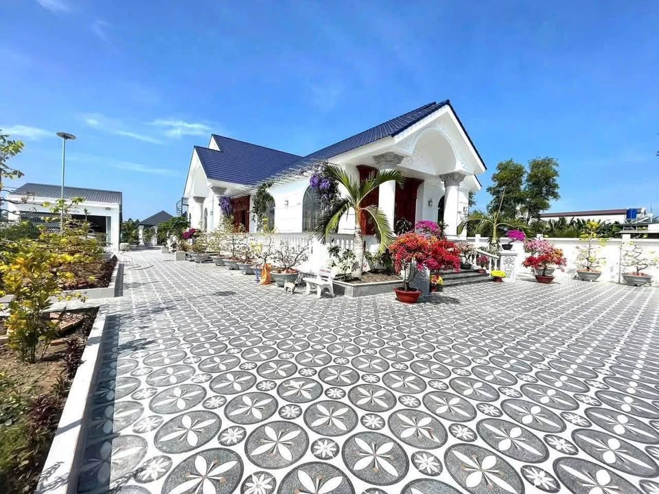 Biệt thự sân vườn đường Ngô Thì Sỹ, Rạch Giá 3032m² giá 15.9 tỷ - Thiết kế tân cổ điển hiện đại!