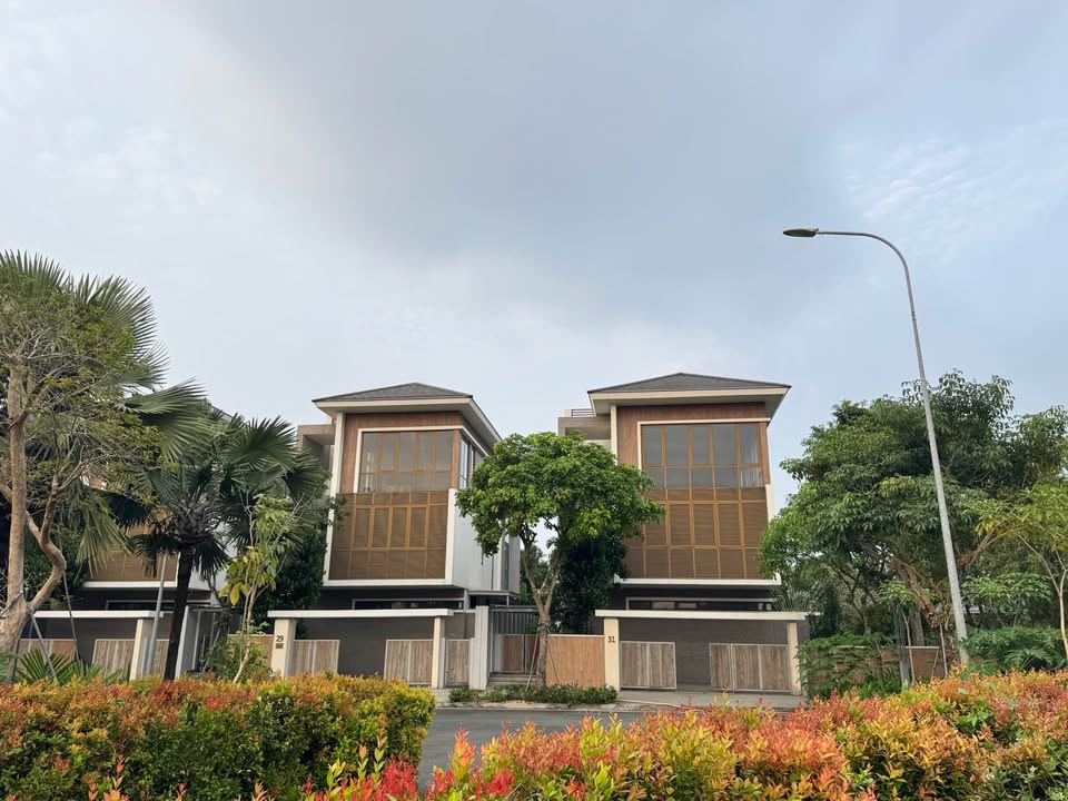 Townhouse LAVILA DERIO VEN SÔNG Nhà Bè 300m² giá từ 47 tỷ - Thiết kế hiện đại, hồ bơi riêng!