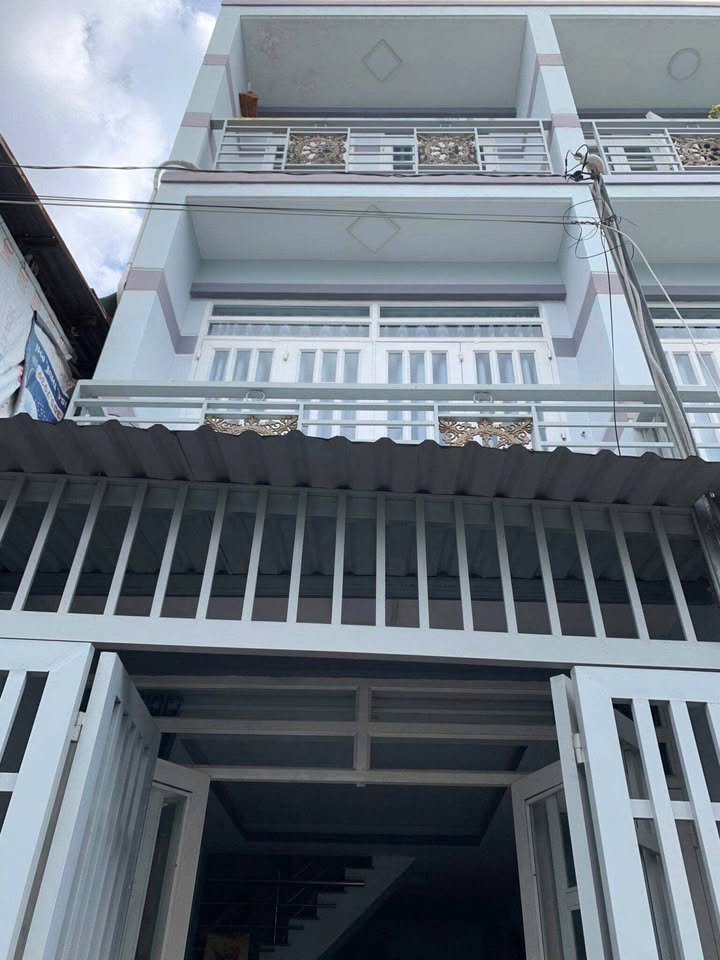 Nhà phố Hóc Môn 30m² giá 2.15 tỷ - Vị trí đắc địa, tiện ích đầy đủ!