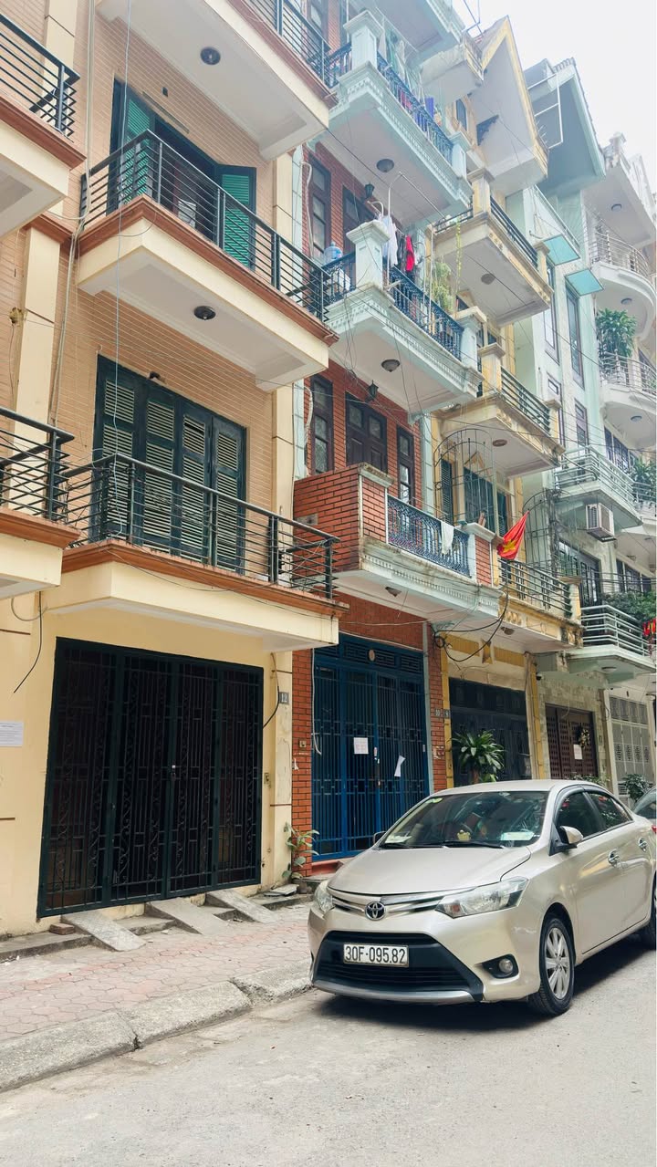 Nhà phố Cầu Giấy 95m² giá thỏa thuận - Mặt tiền 7.5m, vị trí đắc địa!