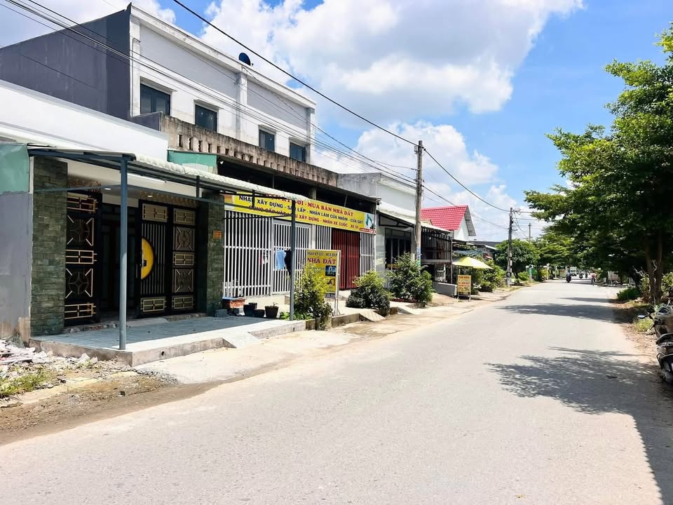 Nhà mặt tiền khu dân cư Hoàng Gia, Long An 106m² giá 2.49 tỷ - Kinh doanh thuận lợi!