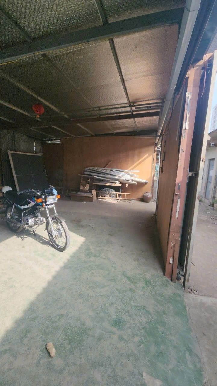 Kho cho thuê mặt đường Nguyễn Xiển 90m² giá chỉ 8 triệu - Phù hợp cho cơ khí quảng cáo!