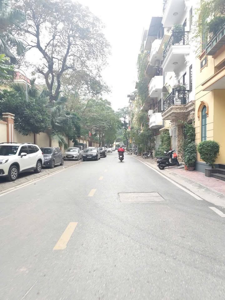 Nhà phố Hoàng Sâm Cầu Giấy 50m² giá 18 tỷ - Gara ô tô, chính chủ!