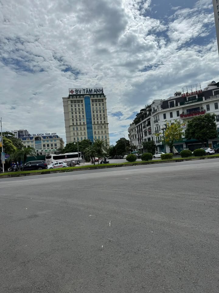 Nhà mặt phố Nguyễn Văn Cừ, Long Biên 66m² giá 20 tỷ - Lô góc 2 mặt thoáng, vị trí vàng!