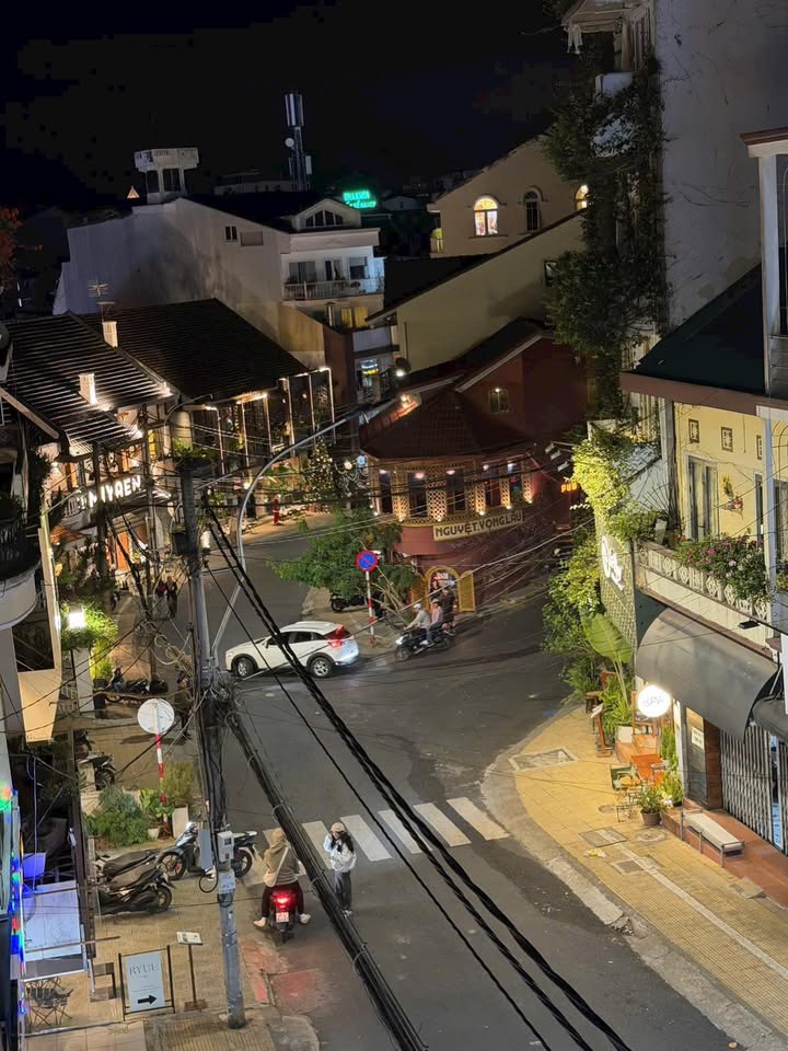 Mặt bằng cho thuê mặt tiền phố Trương Công Định, Đà Lạt 15 triệu/tháng - Khu vực sầm uất