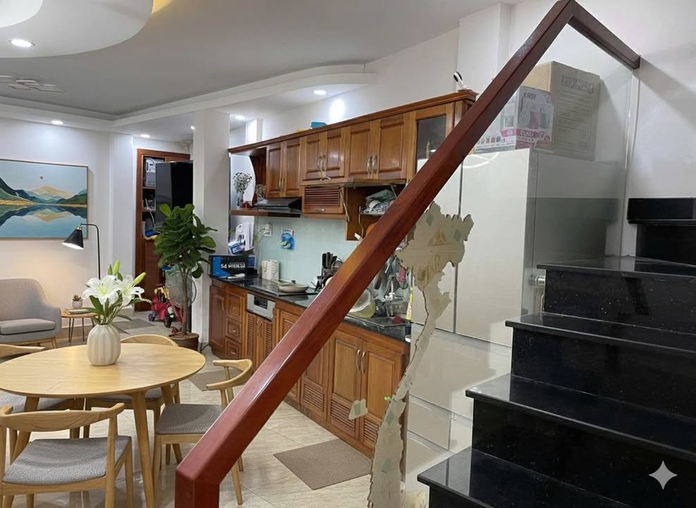 Nhà bán Nguyễn Duy Dương Q10 - Diện tích 38m² giá 5,2 tỷ - Sân để xe tiện lợi!