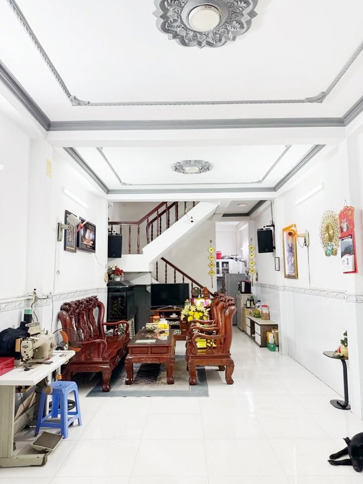 Nhà 3 tầng Lạc Long Quân Tân Bình 56m² giá 6.5 tỷ - Hẻm xe hơi vào tận cửa!