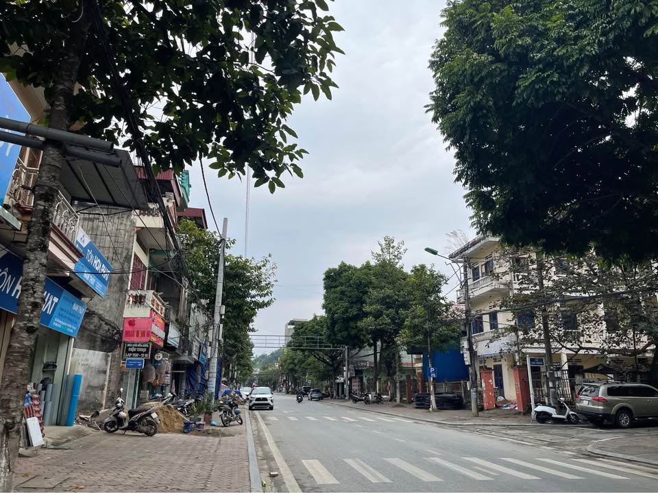 Bán nhà 2 tầng 1 tum đường Nguyễn Huệ, phường Lào Cai, 80m² - Kinh doanh sầm uất!