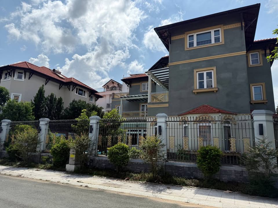 Cho thuê Villa góc 2 mặt tiền Thạnh Mỹ Lợi, Q2, 234m² - Sang trọng với hồ bơi xanh mát!