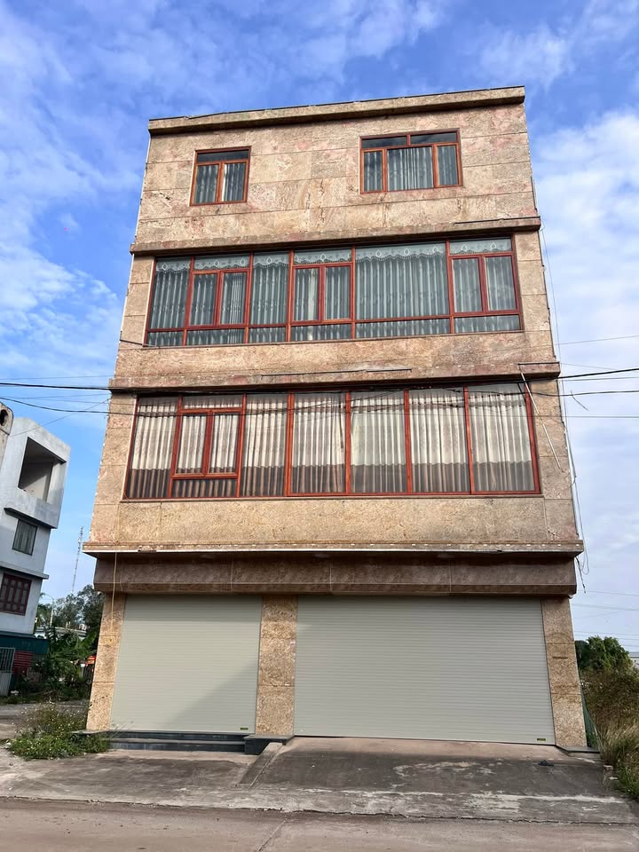 Nhà 4 tầng cho thuê tại Thị Trấn Vôi, Bắc Giang - Diện tích 180m², thang máy tiện lợi!