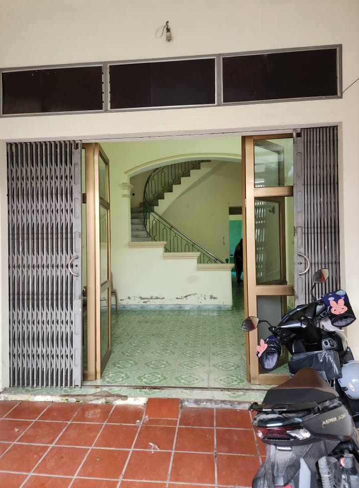 Nhà cho thuê mặt đường Vĩnh Mạc, Lộc Vượng 2 tầng giá 4 triệu - Không thể bỏ lỡ!