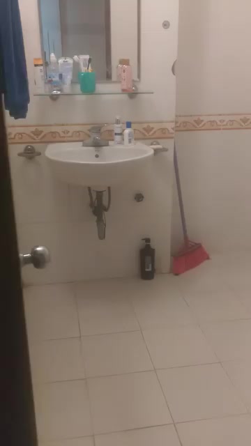 Phòng cho thuê tầng 4 phố Vĩnh Phúc, Ba Đình 2,2 triệu - Đủ đồ cơ bản, an ninh tốt!