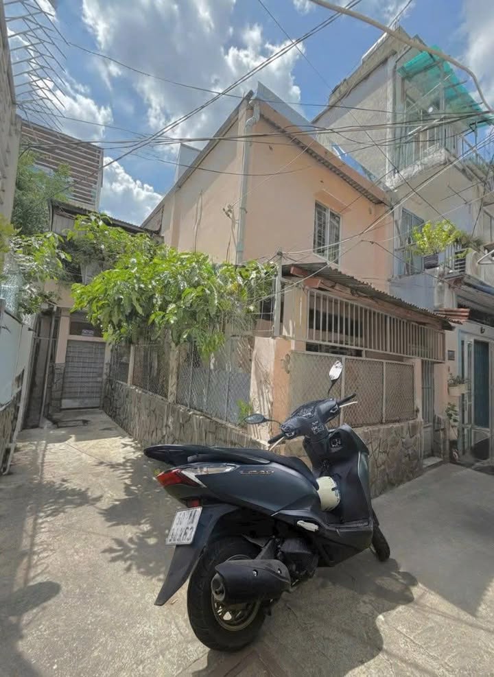 Nhà bán Xóm Chiếu, Q4 65m² giá 5 tỷ - Nằm gần phố ẩm thực sầm uất!