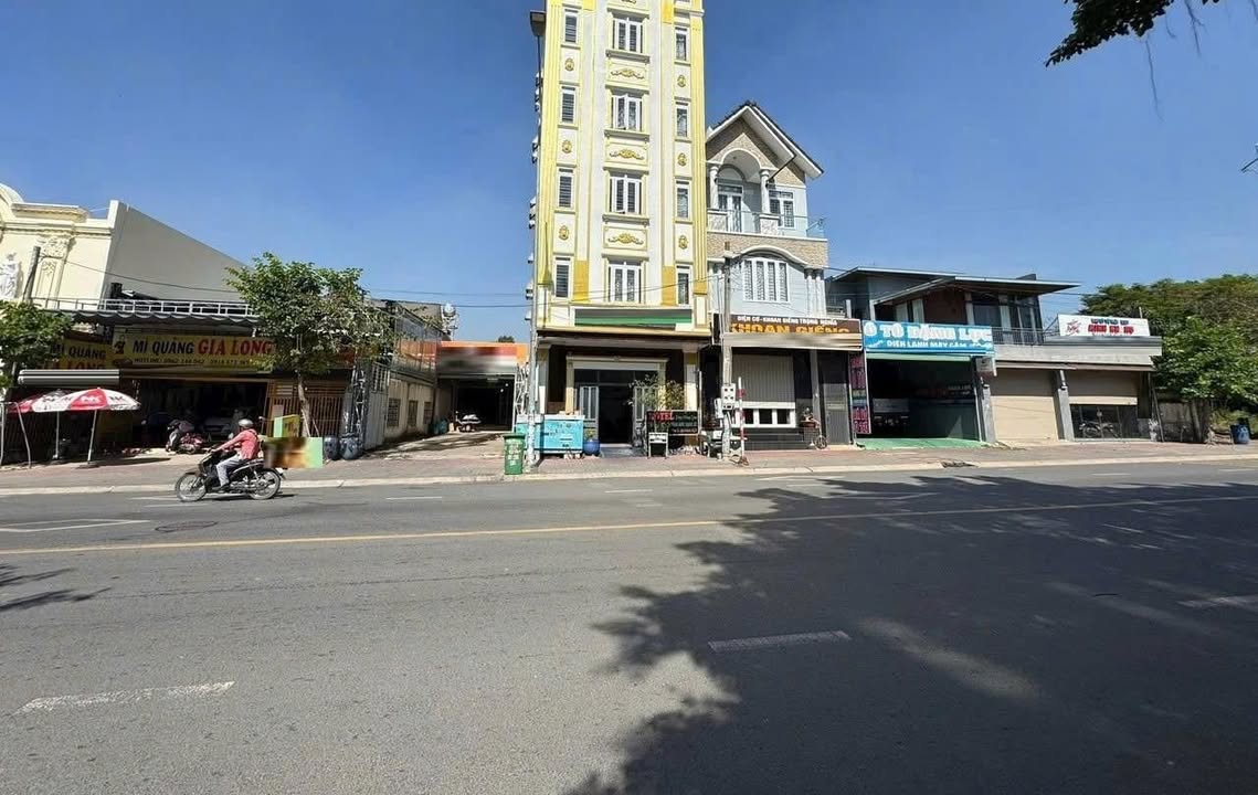 Khách sạn mặt tiền đường Hai Bà Trưng, Dĩ An 125m² giá 15 tỷ - Đầu tư sinh lời cao!