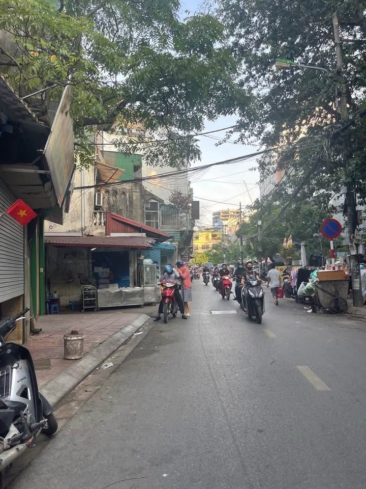 Nhà mặt phố Văn Chương Đống Đa 57m² giá 13.5 tỷ - Kinh doanh sầm uất!