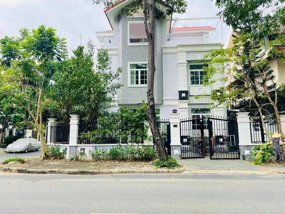 Biệt thự đơn lập góc 2 mặt tiền Phú Mỹ Hưng 285m² - View công viên tuyệt đẹp!