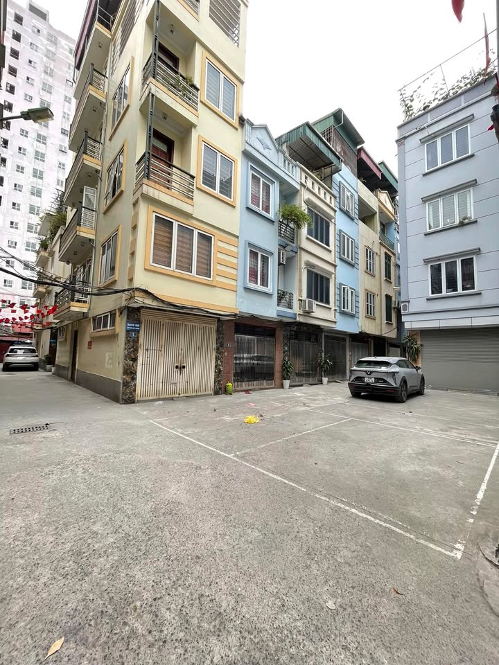 Nhà riêng Cầu Lủ - Vũ Tông Phan 32m² giá 7.9 tỷ - Thiết kế độc lạ, ô tô gần bên!