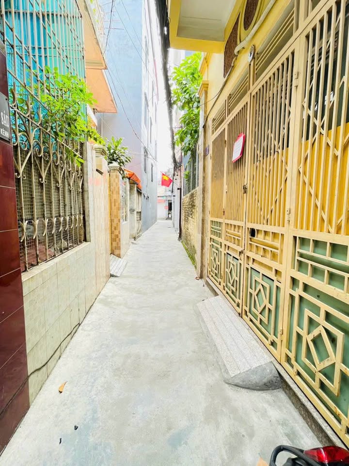 Nhà phố Hàng Kênh 40m² giá 2.65 tỷ - Sổ hồng chính chủ, tiện ích đa dạng!