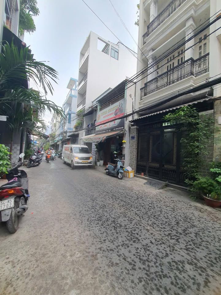 Nhà hẻm Ông Ích Khiêm, Q11, 43m² giá 9.5 tỷ - Hàng hiếm khu vực kinh doanh sầm uất!