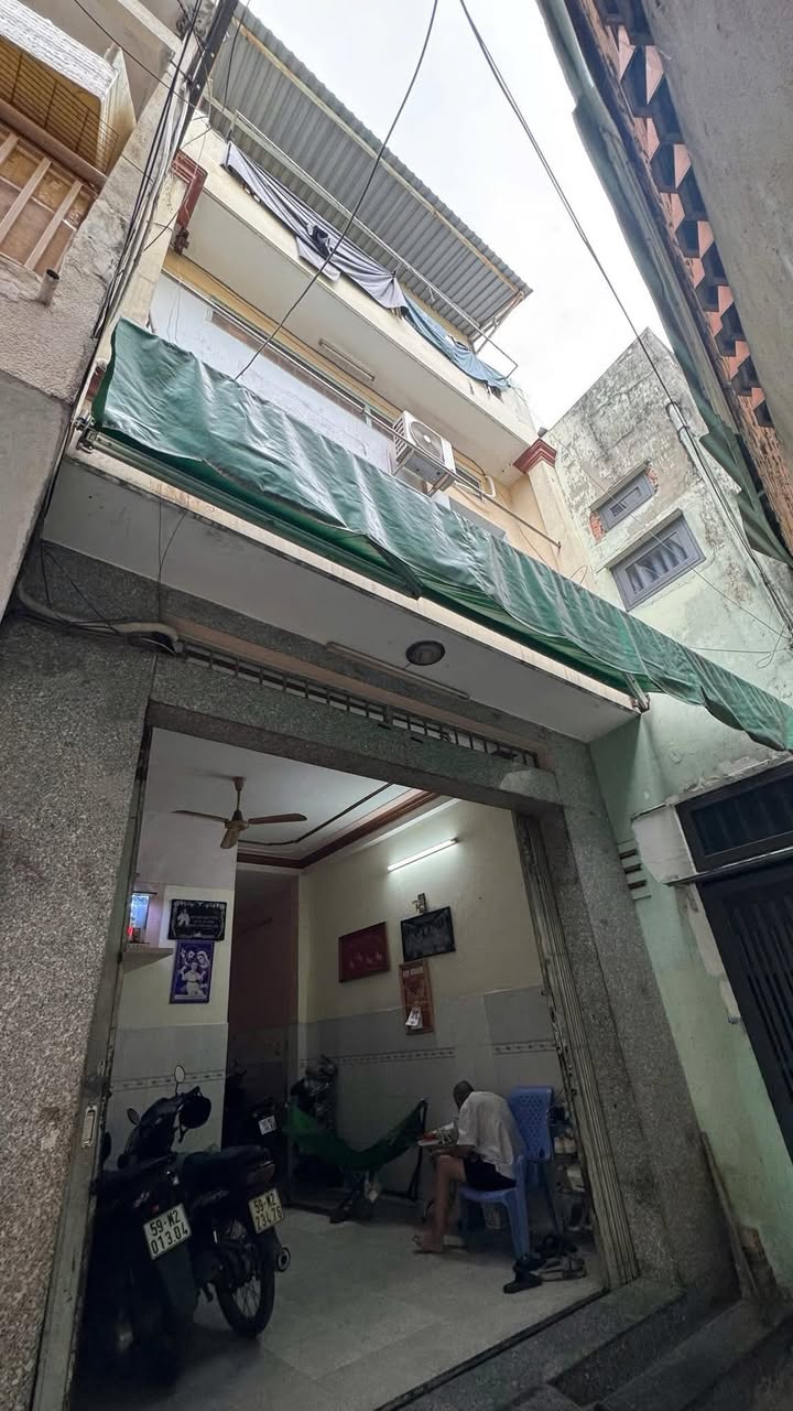 Nhà 3 tầng tại Lạc Long Quân, Q11 - Giá chỉ 6.1 tỷ, sẵn sàng ở ngay!