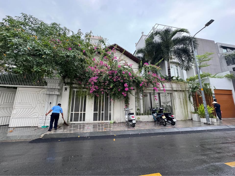 Cho thuê biệt thự mặt tiền Tân Định, Quận 1 - Diện tích 300m², vị trí đắc địa!