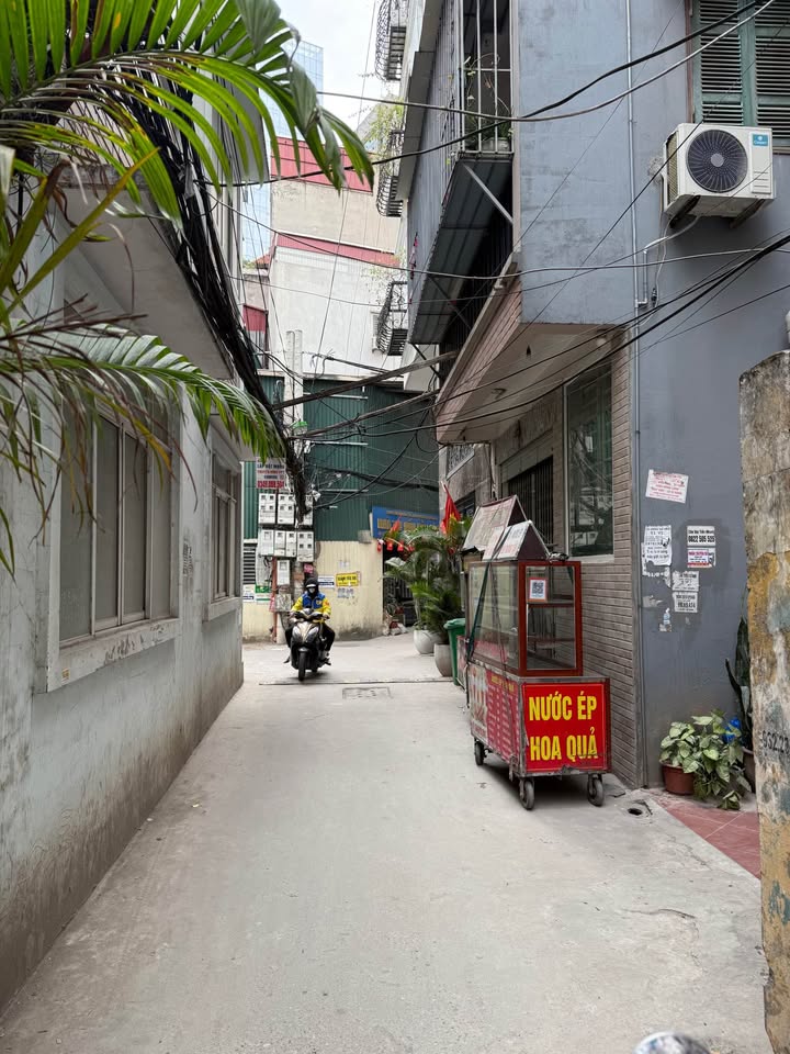 Nhà mặt ngõ Trần Duy Hưng 51m² giá 13 tỷ - Gần phố, thang máy tiện nghi!