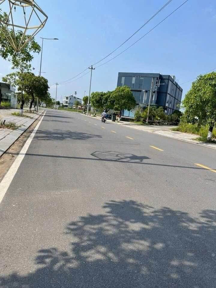 Lô đất mặt tiền đường Nguyễn Tri Phương, TP. Quảng Ngãi 105m² - Sổ đỏ chính chủ giá chỉ 3 tỷ!