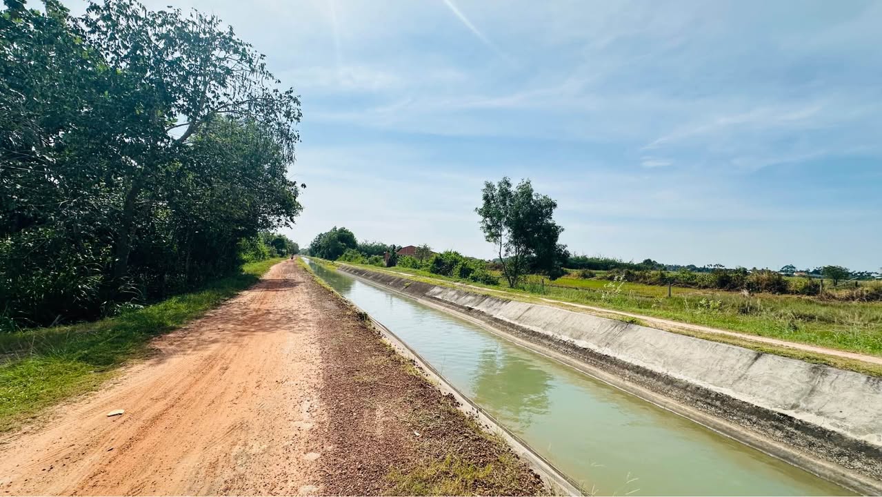 Nhà vườn Trảng Bàng Tây Ninh 400m² giá 900 triệu - Mặt tiền bờ kênh trong xanh mát mẻ!