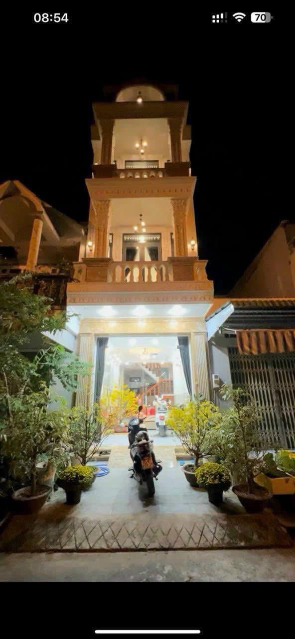 Nhà 4 tầng 7 phòng ngủ tại Ninh Kiều, Cần Thơ - Giá 6.9 tỷ, view công viên đẹp!