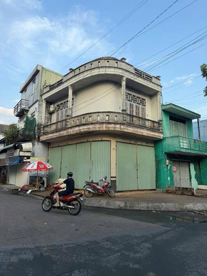 Cho thuê nhà góc 2 mặt tiền đường 30/4, TP Sóc Trăng - Vị trí sầm uất, đông đúc!
