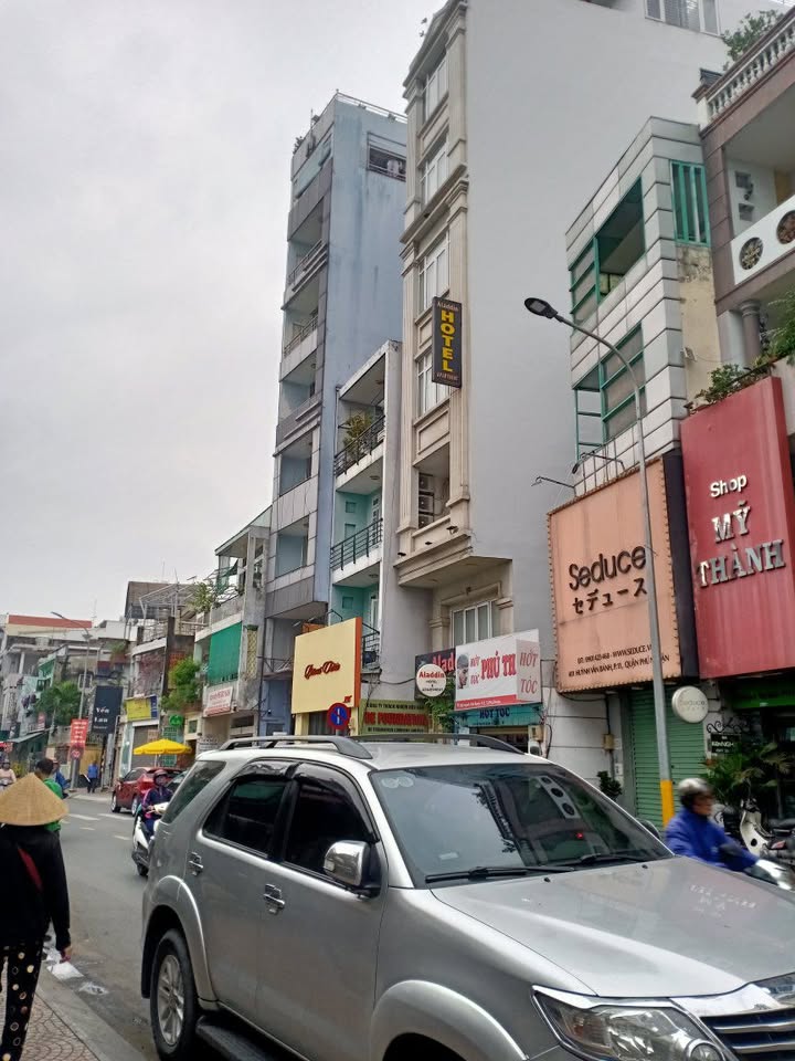 Nhà Phú Nhuận 35m² giá 5.35 tỷ - Sát mặt tiền, vị trí đắc địa!